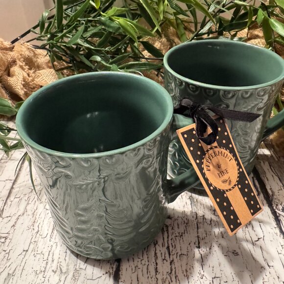 NWT Set of 2 Holiday Mugs Large Green Tree Design - Picture 2 of 2